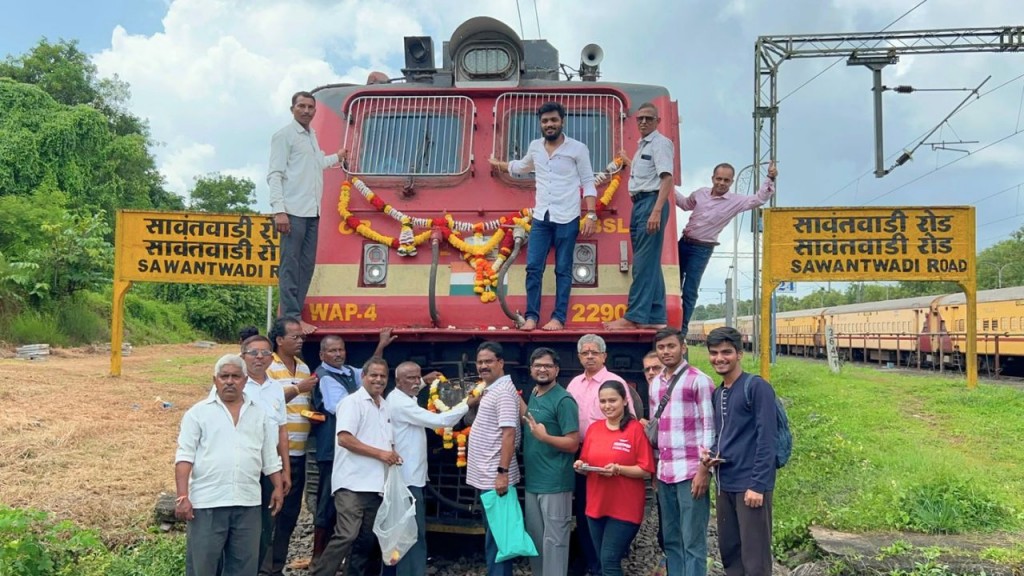 csmt sawantwadi road daily express welcomed at Sawantwadi railway station