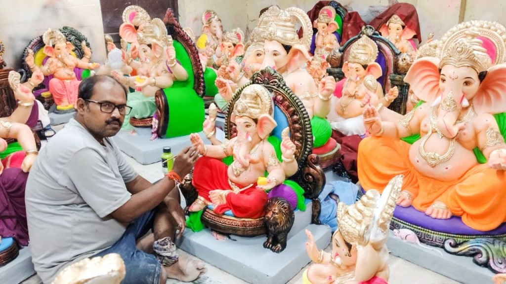 The work of painting Ganesha idols