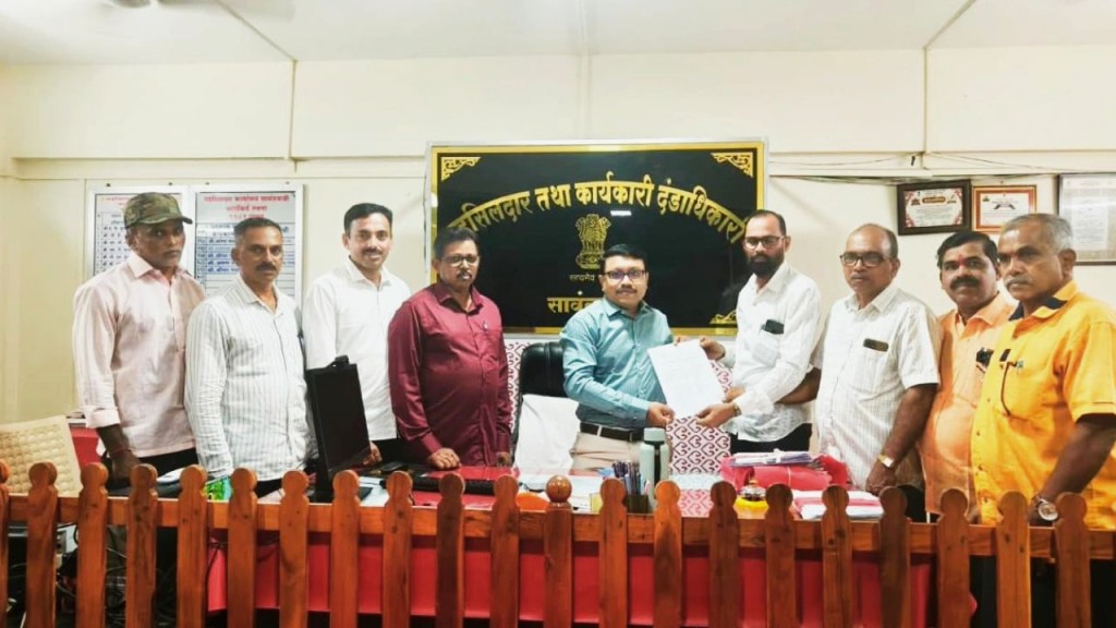 आंबा-काजू उत्पादकांची नुकसान भरपाईसाठी मागणी | Nhaveli farmers submit petition seeking pending mango and cashew crop compensation